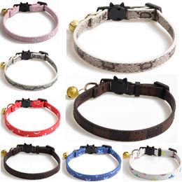 8 Kleuren Mode Luxe Kat Halsband Breakaway met Bel Verstelbare Veiligheid Kitty Kitten Set Kleine Designer Honden Huisdier Halsbanden Feest Vakantie Roze