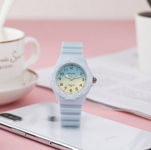 8 kleuren nieuwe stijl fabriek groothandel Koreaanse versie trend college wind waterdichte dames quartz horloge mode all-match horloge groothandel
