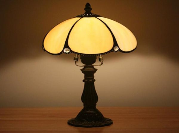 Lámpara de mesa pequeña de 8 pulgadas American Pequeña Lámpara de vidrio manchada de vidrio Mancha de luz de la noche Lámpara de escritorio de soporte retro que ahorra energía 7027943