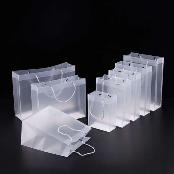 Bolsas de regalo de plástico de PVC esmerilado de 8 tamaños con asas Bolsa de PVC transparente a prueba de agua Bolso transparente Bolsa de favores de fiesta Logotipo personalizado LX1383