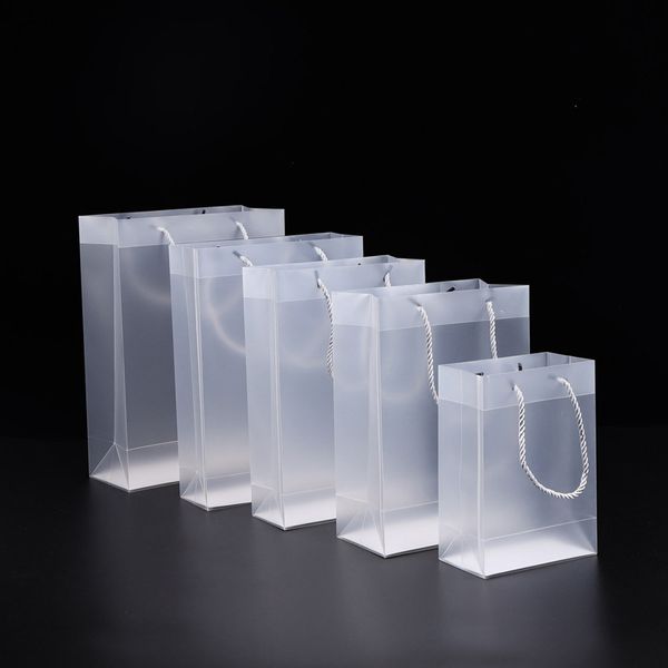 Bolsas de regalo de plástico de PVC esmerilado de 8 tamaños con asas Bolsa de PVC transparente impermeable Bolso transparente Favores de fiesta Bolsa KKB2667