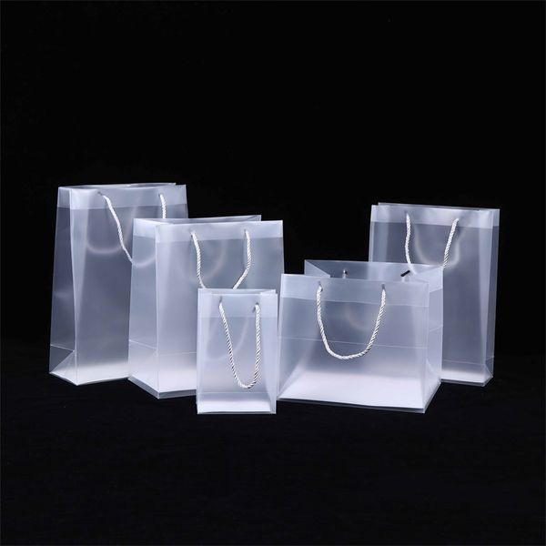 8 Tamaño Bolsas de regalo plásticas de PVC heladas con manijas Impermeable Transparente PVC Bolsa de PVC Bolso claro Favors Favores Bolsa Logotipo personalizado DH8765