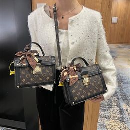 80% 2022 Nuevo diseño superior Bolsas de lujo OFF Alta calidad Alto valor y gran capacidad Remache Invierno Impreso Single French Portable Smal2388