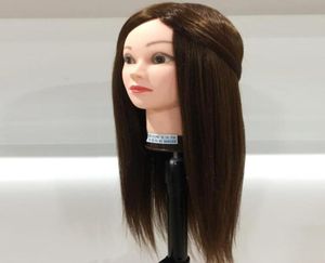 80 La tête d'entraînement aux cheveux humains peut être des poupées de coiffure de mannequin professionnel bouclé