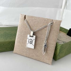 80% korting op 2023 Nieuwe luxe hoogwaardige mode -sieraden voor Silver Skull Square ketting Fairy Sweater Chain Men and Women Simple Lovers