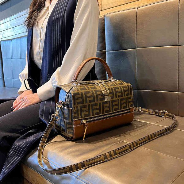 80% magasin en ligne Hong Kong sac d'oreiller en cuir véritable femmes 2022 nouvelle texture rivet Boston Bag 100 hand lift Messenger Fashion