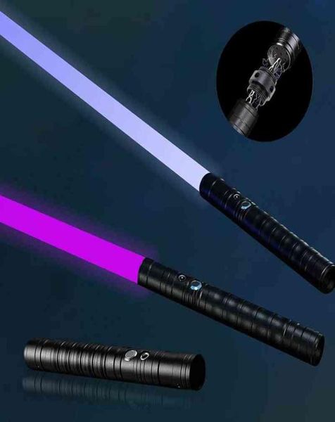 80 cm mini sabre laser RGB 7 couleurs Changement de manche en métal Sword laser lourde duel de duel deux en un léger sabre cosplay stade accessoires g2218662