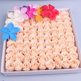 Bruiloftsfeestcadeaus 81 PCS Soap Set Solid Colors Hartvormige Rose Soap Bloem Romantisch feest Geschenk Handgemaakte bloemblaadjes DIY Decor