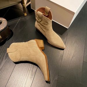 812 Vrouw Suede Winter Pointy Classic voor koe teen Wedge Heel Ankle Simple Comfortabele cowboylaarzen vrouwelijk 240407 Boy 450 Comtable Boy