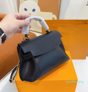 82 Designer Crossbody Lockme Bag Les superpositions d'espacement internes sont fermées Sacs à main élégants pour dames