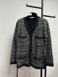 823 2023 otoño marca mismo estilo suéter de manga larga con cuello en V cárdigan negro blanco moda ropa de mujer de alta calidad para mujer DL