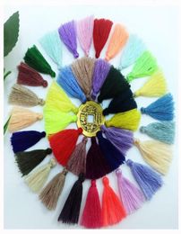 82 kleuren 500 stkslot 3 cm Katoenen Kwastjes Kleine Kwastje Oorbel Hanger Satijn voor DIY Sieraden Maken Bevindingen8460448