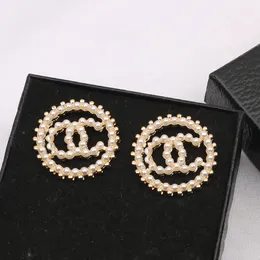 8304 Venta caliente 18K chapado en oro diseñador 925 plata marca de lujo tachuelas con letras geométricas famosas mujeres circulares pendientes de perlas de diamantes de cristal fiesta de bodas