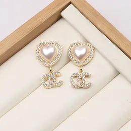 8381hot vendant 18k doré 925 Silver Luxury Brand Designer Lettre Géométrie Géométrie célèbre Femelle Circulaire Crystal Diamond Perle d'oreilles Party