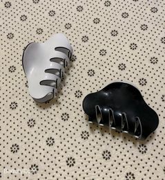 85x52cm Fashion Black and White Acrylique Threedimensional Claw Clips C Style Hairpin For Ladies Collection Accessoires HEAD PIBLES3989728