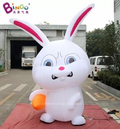 Animal gonflable géant extérieur lapin blanc tenant une cartonne de cartons de carotte Chracter pour la publicité d'événement Décoration de Pâques 8mh (26 pieds) avec soufflant