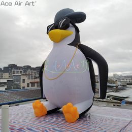 8mh (26 pieds) avec des lunettes de soleil de ventilation pingouin modèle gonflable portant un collier en or pingouin caricaturé assis modèle animal pour décoration extérieure