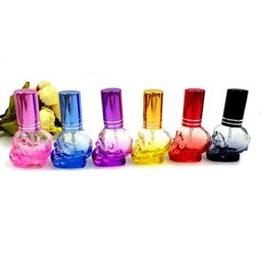 Bouteilles de pulvérisation d'atomiseur de parfum en forme de crâne vide rechargeable en verre de 8ML 8CC Mini récipient de parfum d'échantillon de voyage en cristal coloré en aluminium