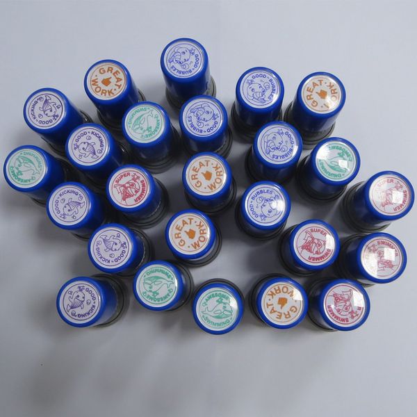 Timbres adaptés aux besoins du client ronds par taille de 8mm / 10mm / 20mm pour le logo de remise à neuf de téléphone / image mignonne / nom / couleur bleue de timbre en plastique de signature