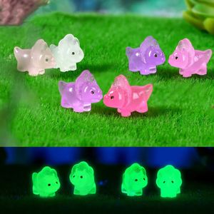 8pcs Lumineux Triceratops Home Decor Figurines Miniature Noctilucent Dinosaur Desk Decoration Fairy Garden DIY ACCESSOIRES 240418