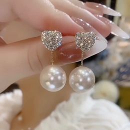 925 Silver Needle Advanced Pearl Inlays Diamond Love Earriers Corée du Sud Mode Un tempérament à deux boucles d'oreilles élégantes femme