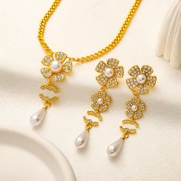 Conjunto de collar y pendientes de camelia chapados en plata 925, conjunto de joyas de regalo de amor navideño, collares boutique chapados en oro de 18 quilates, diseño simple, aretes de alta calidad