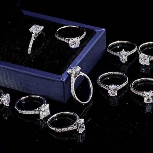 Anillos de diamantes de plata de ley 925 Moissanite Diamond Fine Jewelry Prong Setting Anillos de mujer Anillos de compromiso de muestra Precio