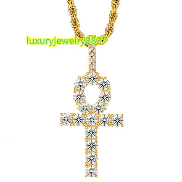 Collar con cruz de llave Ankh pavimentada con diamantes de moissanita helada de plata de ley 925