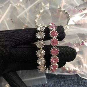 95% korting op 2023 Nieuwe luxe hoogwaardige mode -sieraden voor roze open hoge versie Volledige diamant vrouwelijk persoonlijkheidsarmband licht luxe sieraden