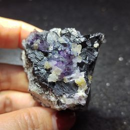 97.1-140.9 GNURAL Azul fluorita y verde, cristal blanco Pyrita Mineral Energía de curación Anillo Vena original Decoración del hogar de piedra original