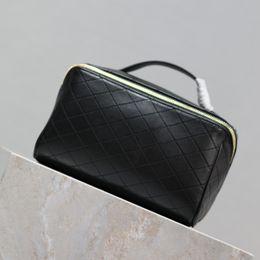 9A Designer Bag Gaby Make -uptas in zwart -wit vervaardigd met zachte lambskin en uniek stiksels met dubbele ritssluiting voor handige toegang totes