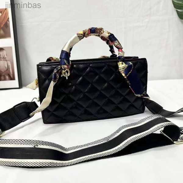 9a Top Designer Bolso de moda Shiling Equipaje Lingge Pequeño bolso de estilo fragante 2023 Nueva correa ancha para el hombro Bufanda de moda Bolso único Crossbody