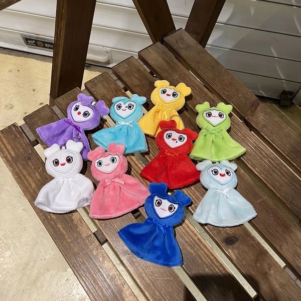 9pcs coréen Super Star Plush Keychain Pendant deux fois Momo Lovely Doll Keybuckle Plush Toy pour les fans une fois les filles 240510