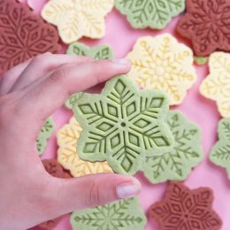 9 -stcs/set Snowflake Cookie Embossing Cutter Molds Merry Christmas Snowflake Fondant Stamp Pastry Biscuit Cake Decorating Tools