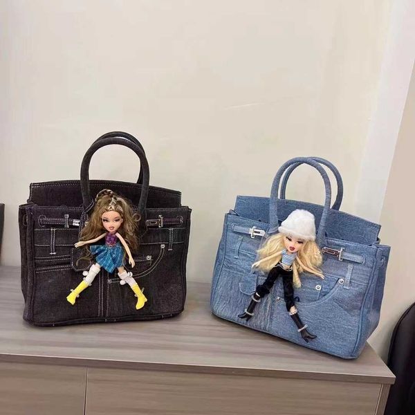 Un sac Birkns Classic La niche de Bozhuo Rui en denim pour fille épicée foncée fait des farces à la poupée Kim Kardashian Betsy portant la tendance de l'épaule WJGA