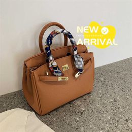 A Birkns Classic Handbag 2024 New Fashion Litchi Match Lock Backle 25cm Handheld One épaule OBLIQUE ÉTRADDE FEMME