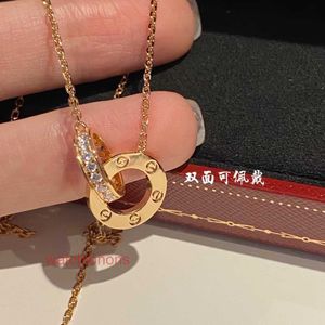 Een Carrtrei -ontwerper Seiko High Edition Ladies Luxury kettingversie V Gouden dubbele ring ketting met in elkaar grijpende ringen hanglange sleutelbeen ketting voor vrouwen