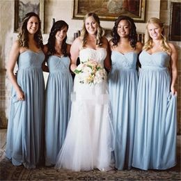 Een chiffon bruidsmeisje lijn lichtblauwe jurken sweetheart halslijn vloer lengte ruches plekken plus size bruidsmeisje jurk voor strandhuwelijk