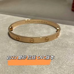 Een klassieke 2024 nieuwe geborstelde matte LOVE Eternal ringschroevendraaierarmband V goud CNC