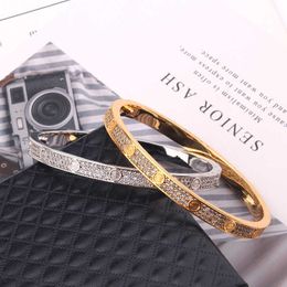 Un bracelet Cartres classique mode coréenne all sky star bracelet polyvalent léger luxe cuivre plaqué or bracelet plein de diamant micro incrusté zircon femme main jewe