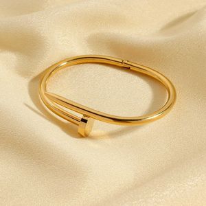 Un Bracelet Cartres classique, nouveau Bracelet polyvalent en or 18 carats, en acier inoxydable, vent rouge, tête de clou à la mode pour femmes