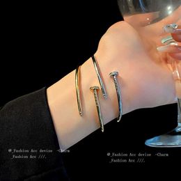Un bracelet Cartres classique en or véritable plaqué zircon, bracelet à ongles 2024, nouveau lot artisanal polyvalent, petit et haut de gamme, élégant