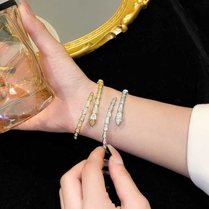 Un bracelet classique Cartres Bracelet en or véritable plaqué micro incrusté de zircon plein de diamants avec boucle d'ouverture réglable luxe léger à la mode et juif haut de gamme