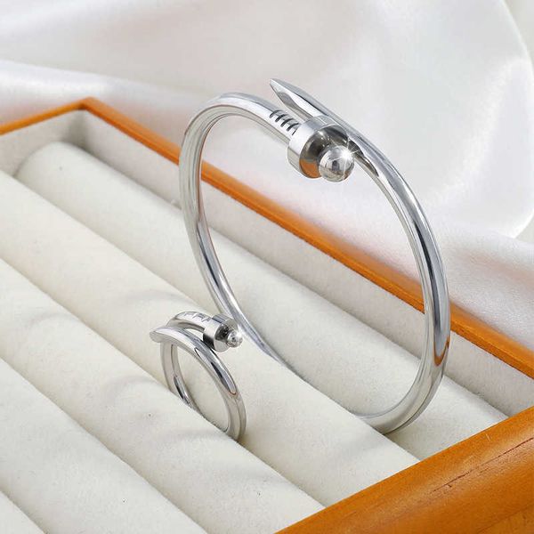 Un Bracelet Cartres classique en acier inoxydable, ensemble de bagues pour hommes et femmes, élégant, artisanat incolore avancé