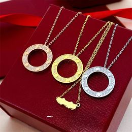 Un collier de créateur classique à la mode, crêpe ronde légère de luxe, plein de diamants, cercle en or Rose, chaîne de pull pour Couple