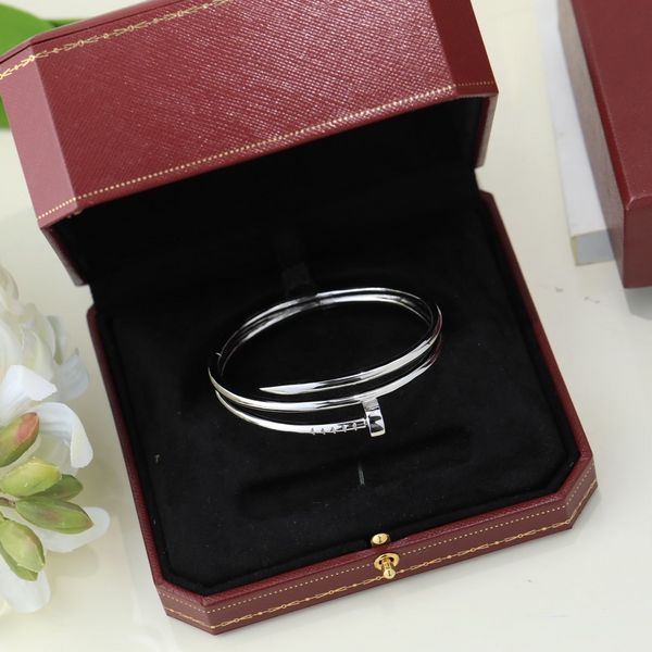 Un bracelet de mode classique européen et américain personnalisé pour femmes plaqué or diamant armure tricyclique bijoux de Saint Valentin EKQI