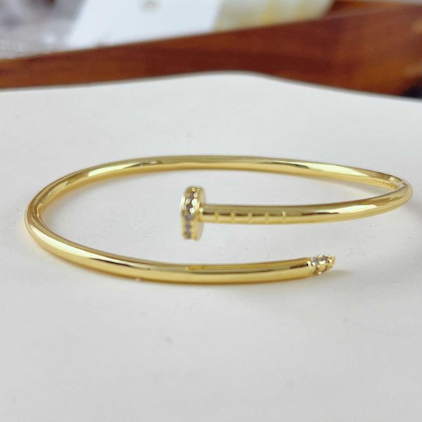 Un classique français minimaliste haut de gamme micro incrusté design bracelet à ongles léger et luxueux unique à la mode polyvalent ouvert 5NLV