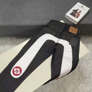 Une collection de la saison printemps et automne 2023, nouvelle marque tendance Fu Shen Da Bai M, jeans et pantalons brodés pour hommes et femmes