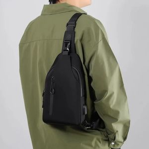 Un sac à hommes frais Messager décontracté oxford étanche et épaule portable poitrine rechargeable USB 240402