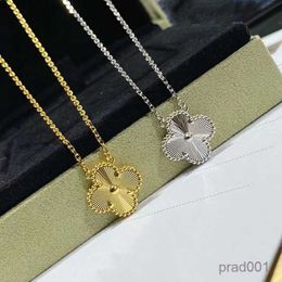 Un designer 2024 di lusso VAN trifoglio braccialetto di perle 4 foglie in oro 18 carati con marchio laser fascino collana di moda orecchini matrimonio di diamanti